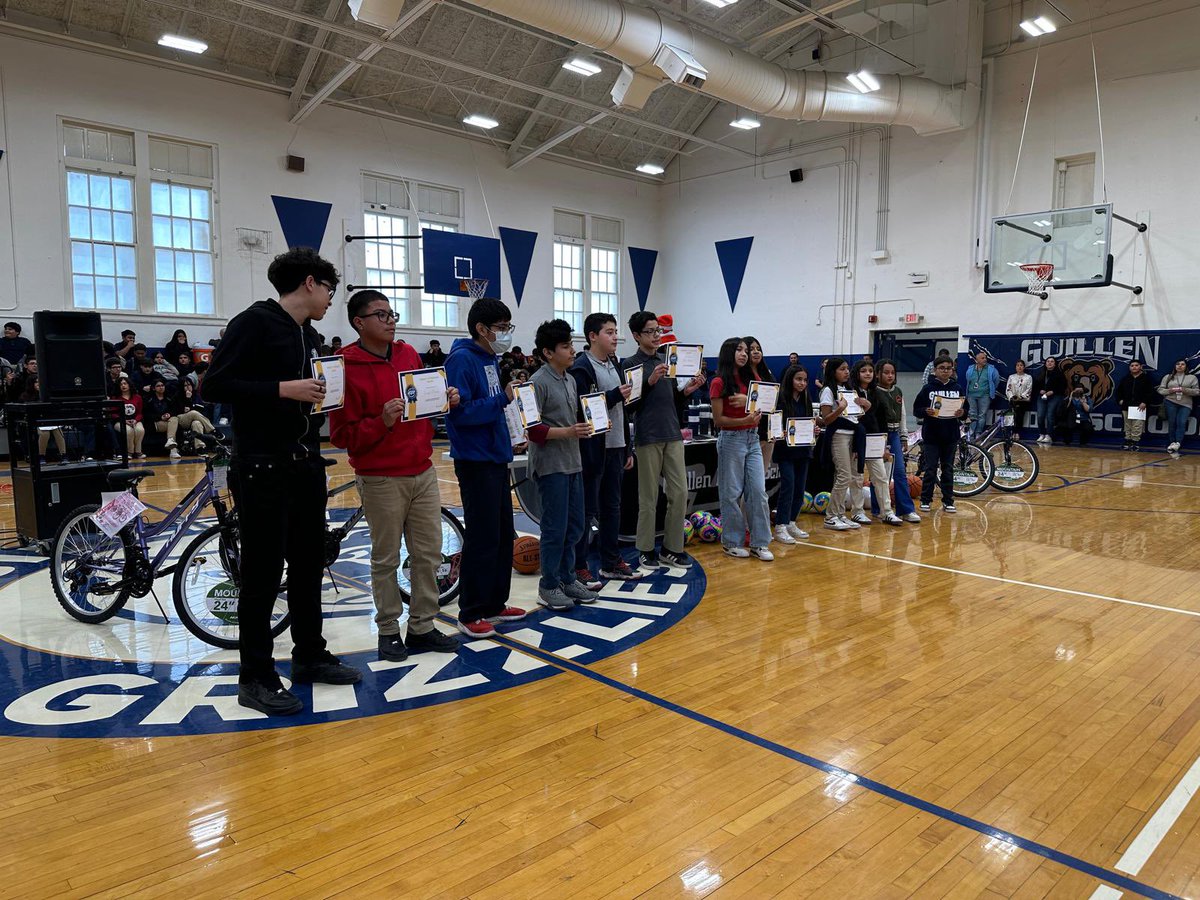 Guillen_Middle's tweet photo. Celebrating our Grizzly spirit at Guillen Middle School! 🐻 Students were recognized for being Safe, Respectful, and Responsible at our PBIS Grizzly Recognition Assembly. Congrats to all the winners who earned amazing prizes! #GrizzlyPride #PBIS #NoStraightLineToSuccess https://t.co/8lcgjk88w9