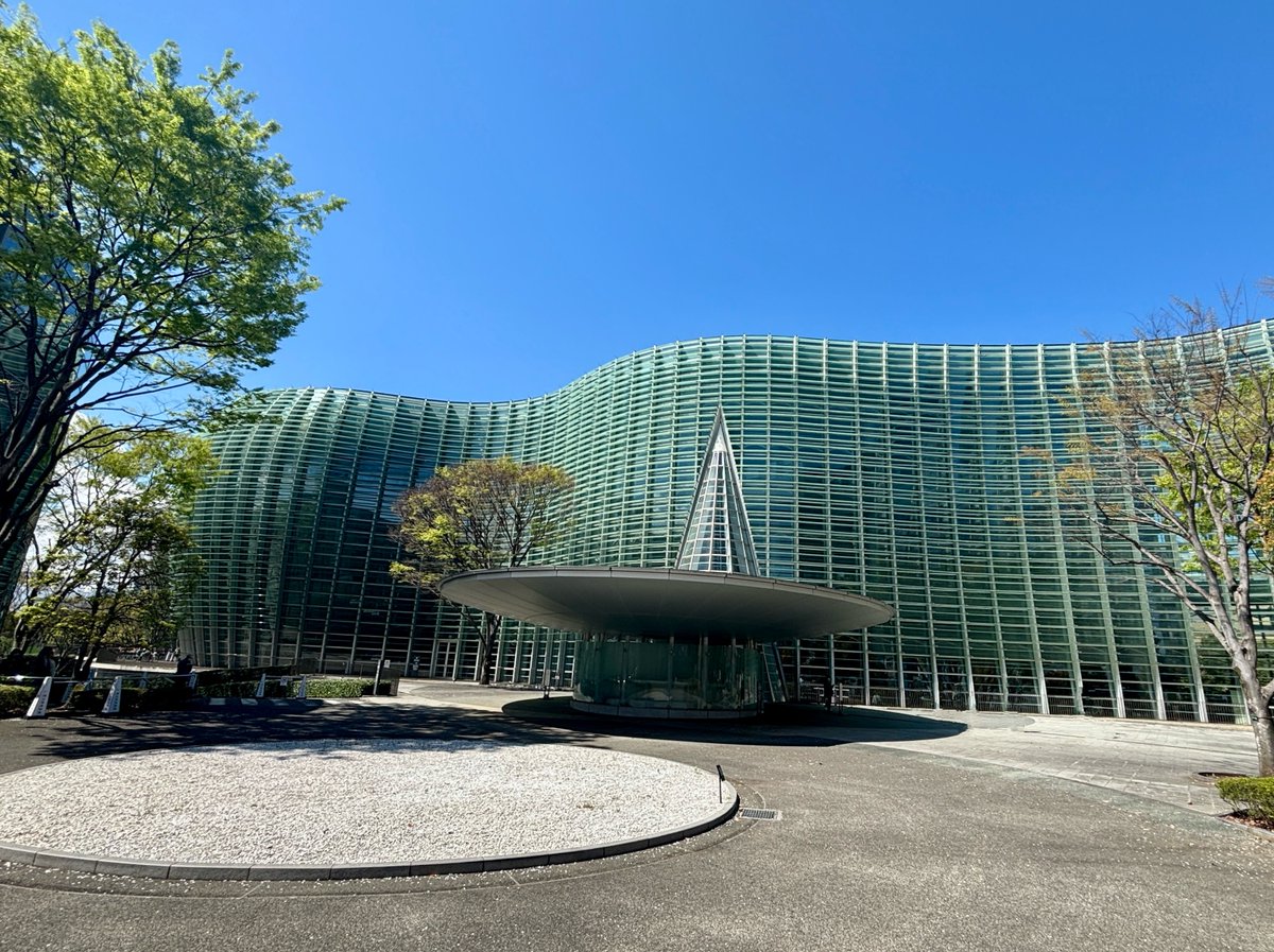 NACT_PR's tweet photo. ＼🌿ゴールデンウィーク開館日のお知らせ／
#国立新美術館は、
4/29(月)～5/6(火)の間、休まず開館します✨

さらに、毎週金・土は20:00まで夜間開館🌃
※展覧会最終入場は19:30

開催中の企画展 
#リビング・モダニティ　住まいの実験 1920s-1970sも、ぜひこの機会にご来場ください！🏠
🔗https://t.co/omVMzdTtfV