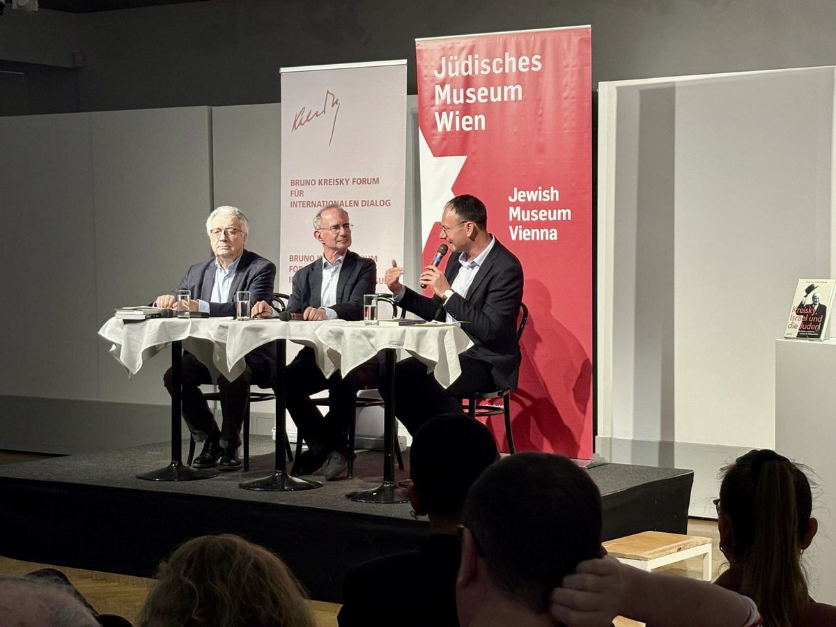Grand Finale of Austria Book Tour 📕 
Over 170 packed the <a href="/jewishmuseumVIE/">Jüdisches Museum Wien</a> for a powerful night discussing Kreisky, Israel und die Juden. Never thought Kreisky would sell like Taylor Swift! 🤪
Thanks to <a href="/kreiskyforum/">kreiskyforum</a> , the museum &amp; all who joined. What a ride!