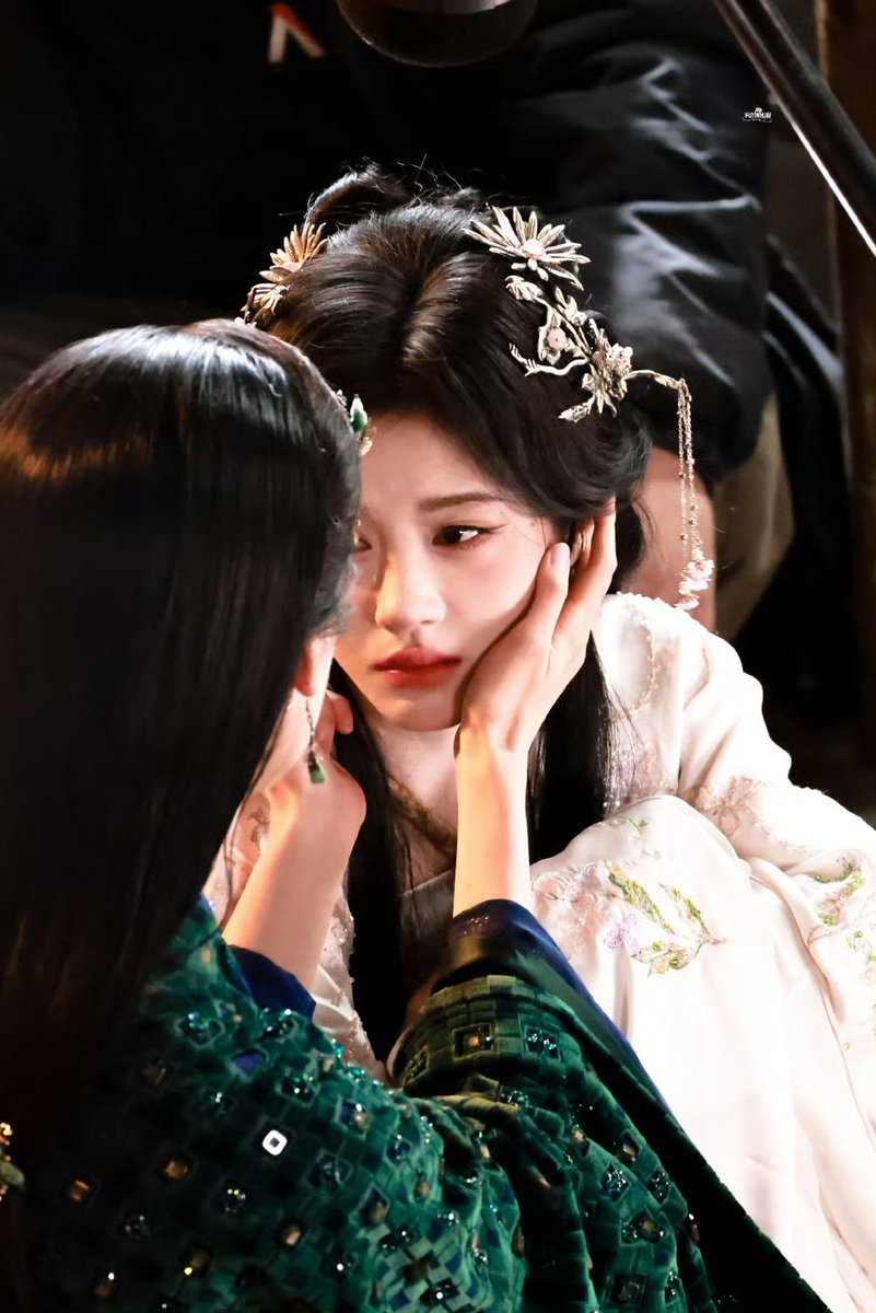 jujingyishunxi's tweet image. กุกล้าพูดเลยว่าระหว่างแฟนกับน้อง พี่วั่งเหยียนเลือกน้องค่ะ เบอร์หนึ่งตลอดไป ตอนจับแก้มน้องคือทะนุถนอมมาก ทำไมอิจีนไม่เปิดซีรี่ย์เกสาวแบบเสรีบ้าง มึงดูเคมีนี้สิค่ะ 😭🤌🏻