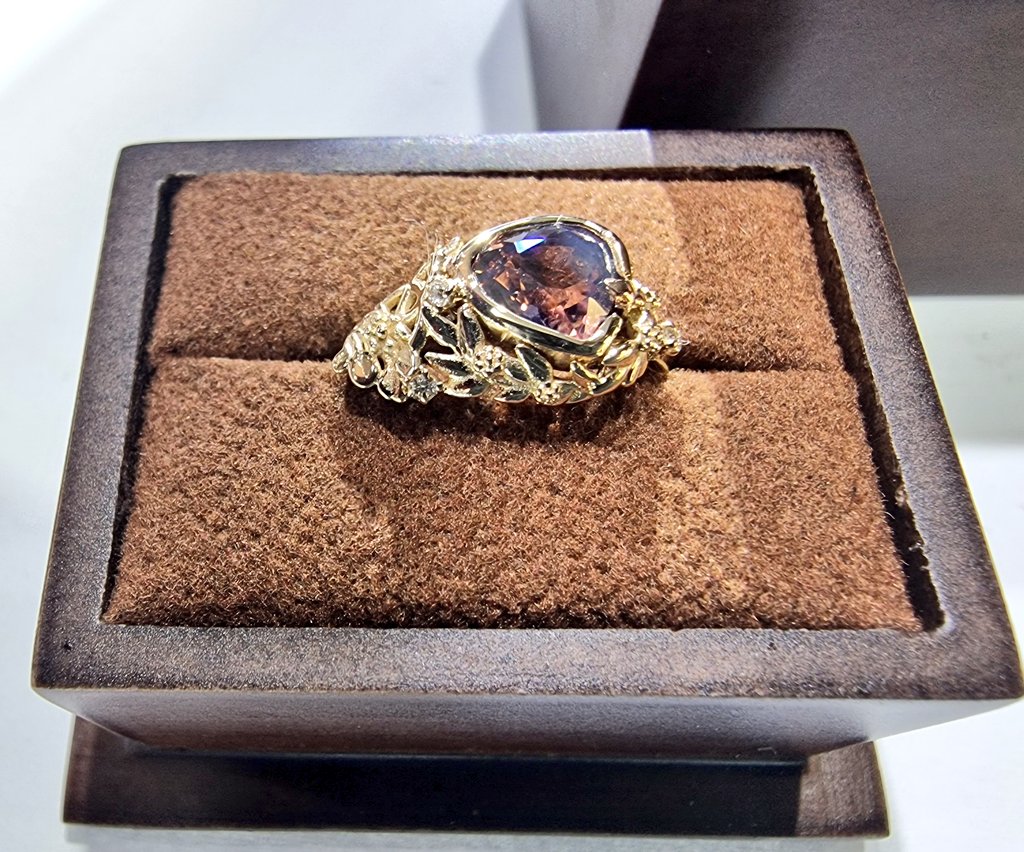 지난 연말부터 다사다난한 날들이었습니다 오늘 개인 주문제작 오픈합니다!🎉

문의는 디엠, 제작 참고사항은 인용된 타래를 참고해주시면 됩니다!