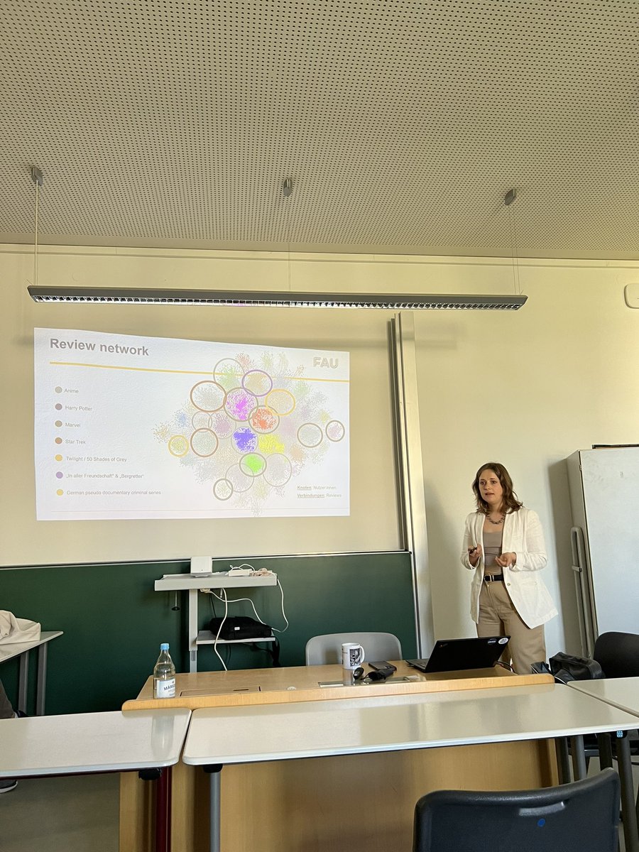 “And my favourite fanfiction community — the one around German pseudo documentary criminal series” — <a href="/a_glawion/">Anastasia Glawion</a> presents network analysis of fanfiction communities at fanfiction[dot]de, which is also the source for practical data at the #DHSpringSchool networks workshop ⛓️‍💥