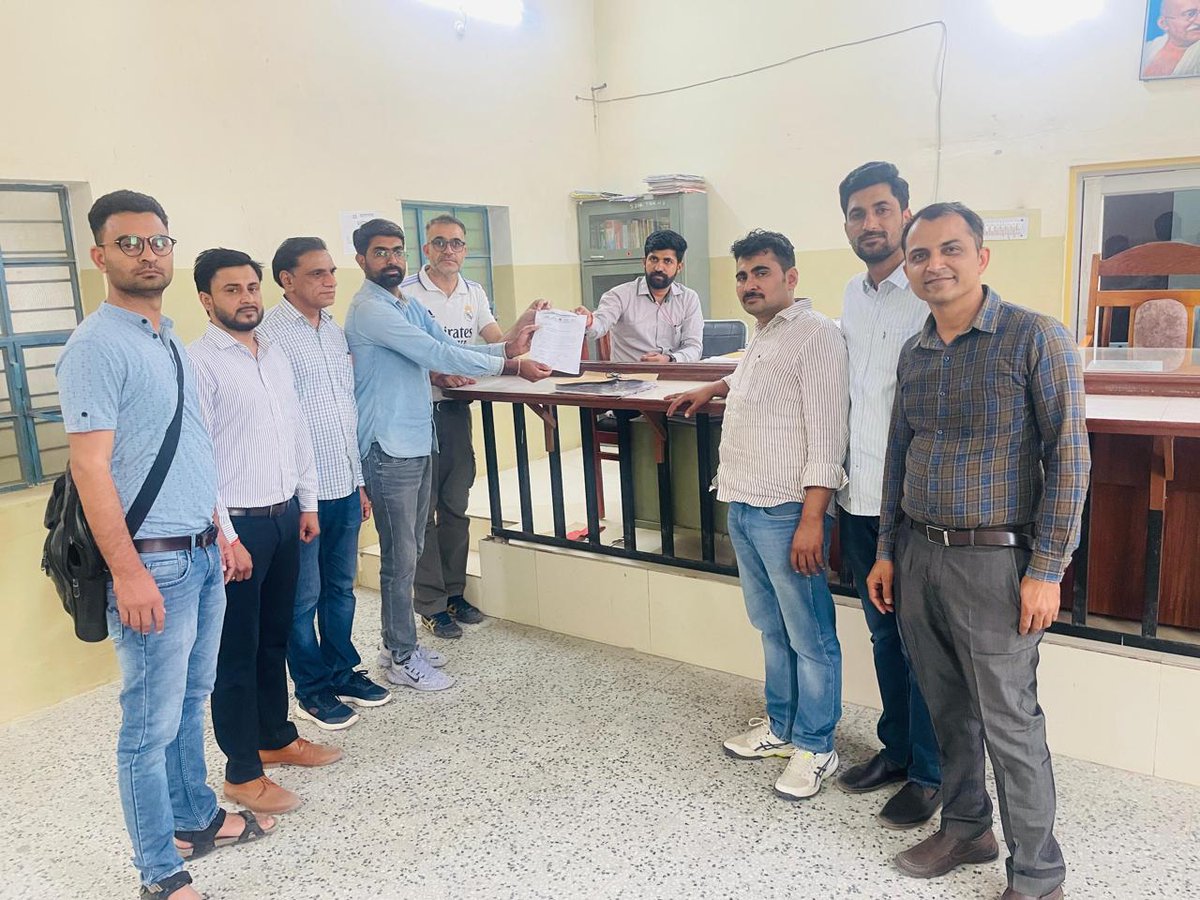 📍 तारानगर, चुरू
रेसला द्वारा वरिष्ठ व्याख्याता (L-14) के सृजित होने जा रहे पद का विरोध स्वरूप उपखंड अधिकारी के जरिये माननीय मुख्यमंत्री <a href="/BhajanlalBjp/">Bhajanlal Sharma</a> जी को संबोधित ज्ञापन दिया गया। व्याख्याता (स्कूल शिक्षा) की पूर्व में सीधे प्राचार्य के पद पर पदोन्नति होती थी लेकिन सरकारें अपने