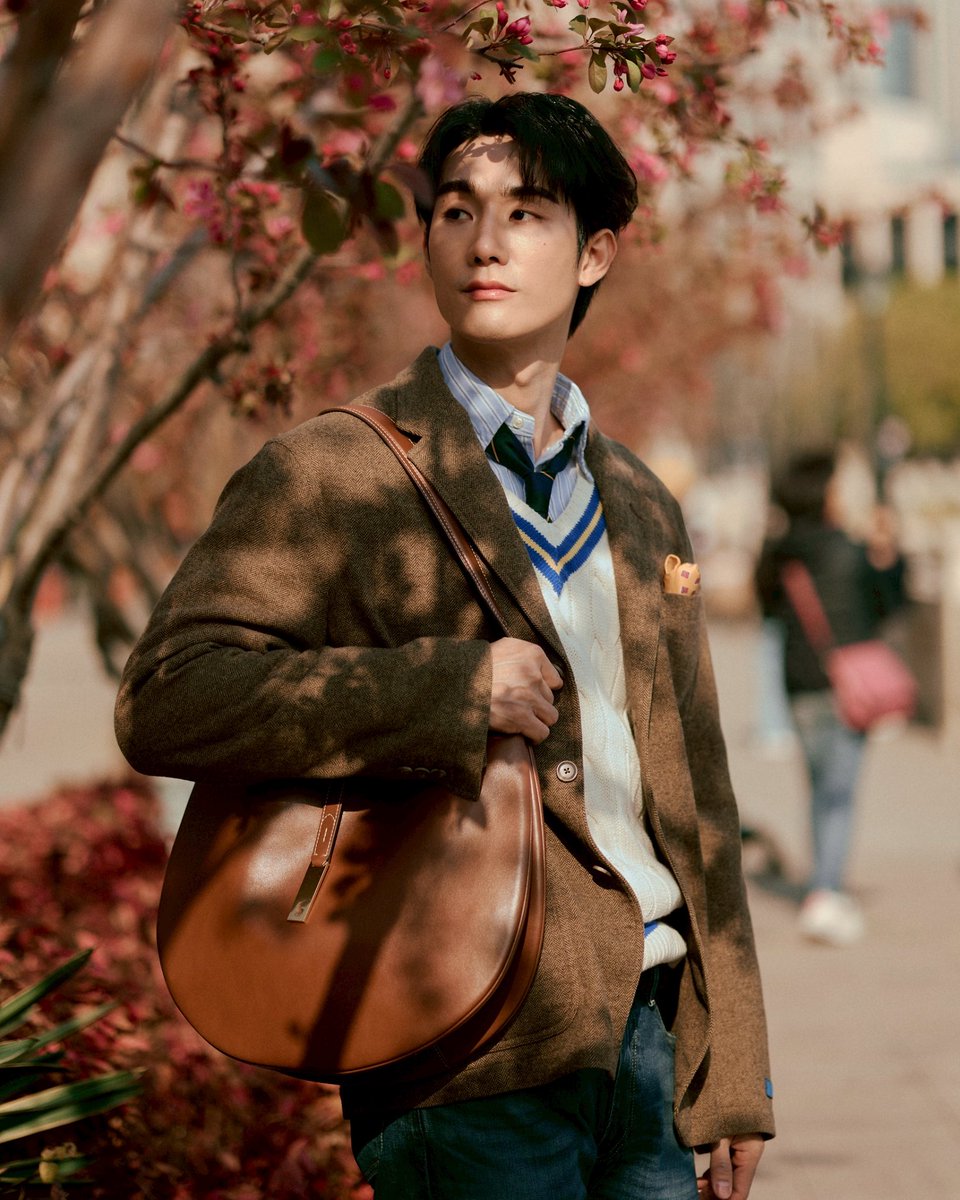 หลังจากจบงาน “Ralph Lauren Spring 2025 Fashion Experience in Shanghai” ครั้งแรกในภูมิภาคเอเชีย นักแสดงชาวไทย “ฟอส จิรัชพงศ์ ศรีแสง” (<a href="/fforcejs/">ฟอสสึมิอาจแทนคุณได้</a>) ได้ถ่ายทอดสไตล์อันโดดเด่นของแบรนด์ผ่านภาพถ่ายแฟชั่นเซ็ตสตรีทสไตล์ท่ามกลางฉากหลังอันตระการตาของมหานครเซี่ยงไฮ้ 

ฟอส จิรัชพงศ์