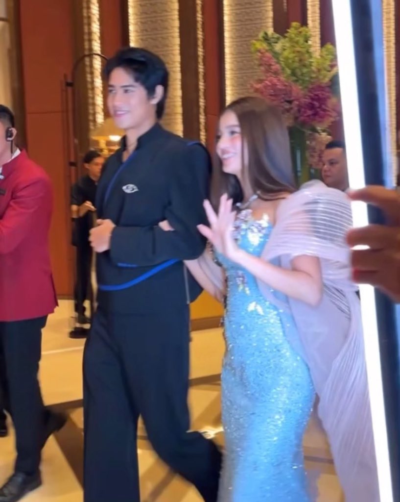 onlyfordonbelle's tweet image. The fit vs the bouquet 🥹 Donny is intentional talaga, minamatch lagi sa theme yung flowers

DONBELLE TAGSIBALL 

#DONNYDazzlesTheNight
#AllEyesOnBELLE