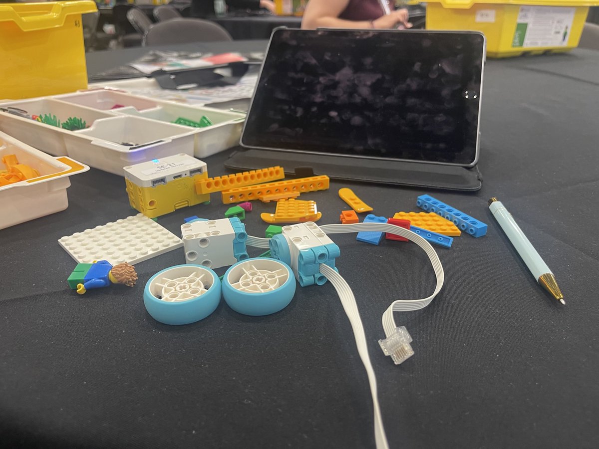 SESSharkLibrary's tweet image. #TXLA25 Day 2 with ❤️Legos -Literature-Learning-Librarians ⁦@katy_libraries⁩ ⁦@schmalzsharks⁩ ⁦@kfoxfix⁩ ⁦@KChristieLaw⁩