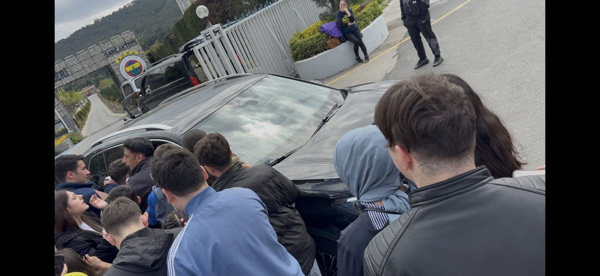 "Fenerbahçe Çan Bartu Tesisleri önünde 15-20çocuk saat Fenerbahçeli futbolculardan imza bekledi. Talisca dışında kimse dönüp bakmadı bile! Fenerbahçe Spor Kulübü, bu vefasızlık yakışıyor mu? Küçük taraftarlarınızı böyle mi yüz üstü bırakırsınız? Ayıp! 💛💙 #Fenerbahçe"