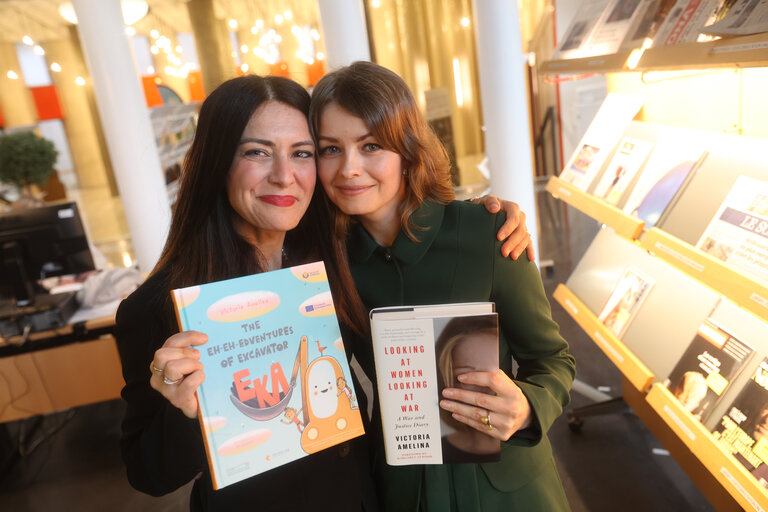 🔙On 11/3, we attended the inauguration of the Victoria Amelina Reading Space at the <a href="/Europarl_EN/">European Parliament</a> in #Strasbourg

Victoria Amelina's "The Eh-Eh-Edventures of Excavator Ekawas published under #TEUk was showcased. The event was hosted by MEP <a href="/pinapic/">Pina Picierno</a>

More👉 talesofeukraine.blogspot.com/2025/04/tales-…