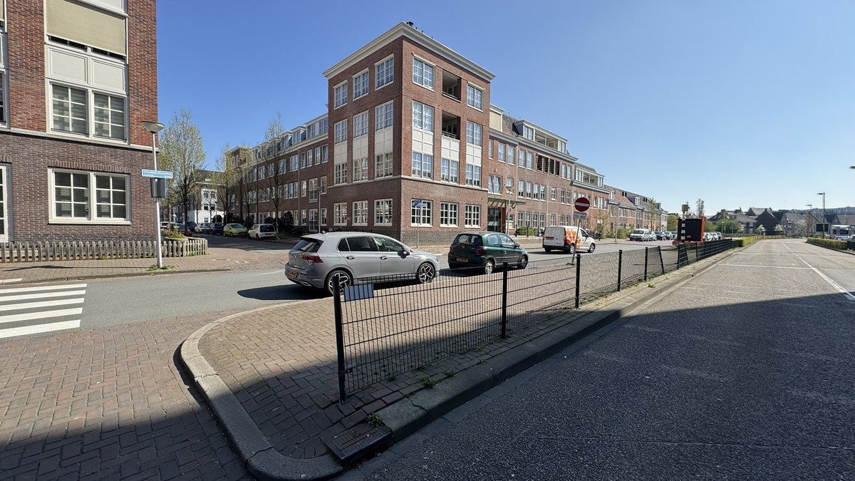 Vrachtwagens en busjes rijden tegen het verkeer in op Utrechtse Heuvelrug