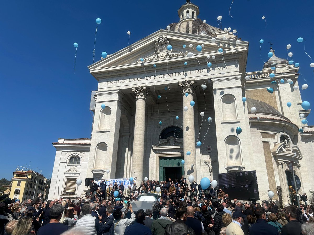 Nel cielo biancoazzurro brilla un’altra stella.

Ciao, Suor Paola 🩵