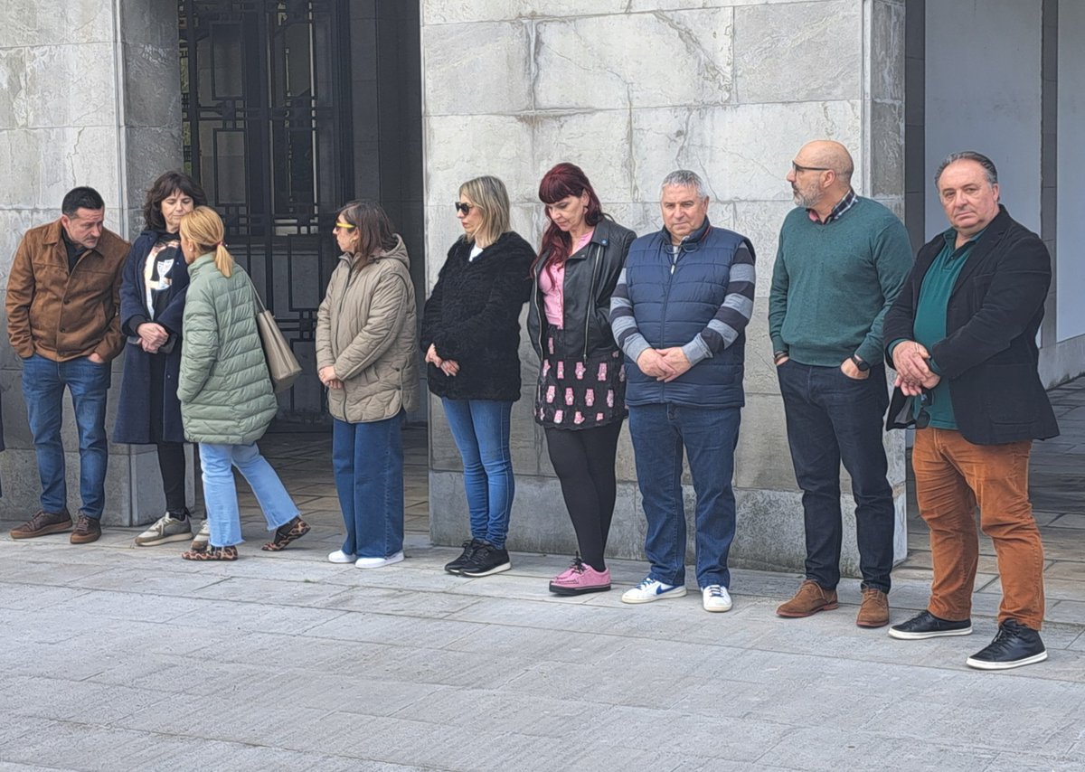 🕯️ Minuto de silencio frente a la Delegación del Gobierno en Oviedo por Nadia, una niña de 5 años 👧 asesinada por la expareja de su madre en Llano de Brujas (Murcia).
Es la primera víctima de violencia vicaria en España en 2025 💔.