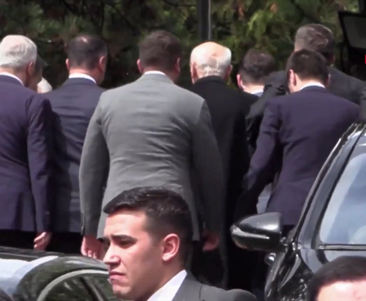 pusholder's tweet photo. SON DAKİKA: Devlet Bahçeli, vefatının yıl dönümünde Alparslan Türkeş’in kabrini ziyaret ediyor. https://t.co/fwfxOQHNZN
