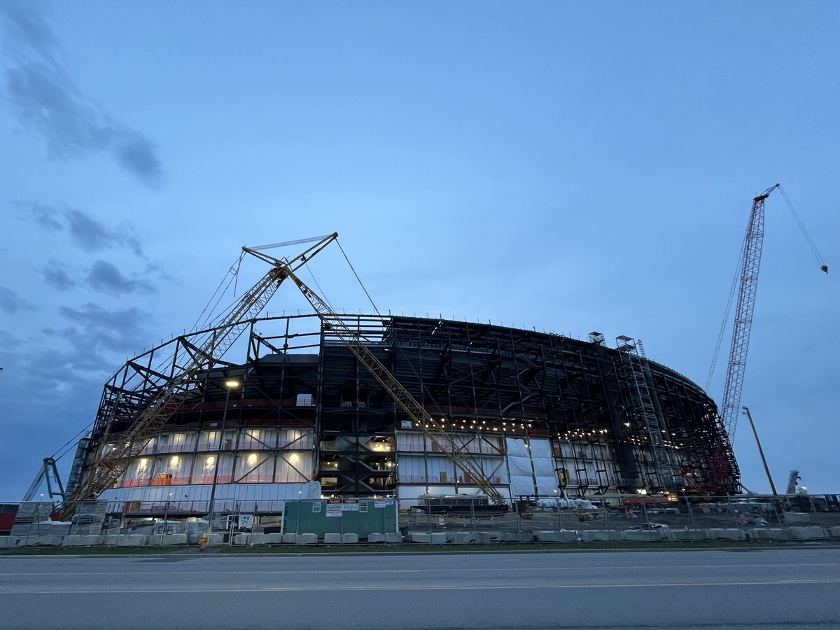 Bills_Stadium's tweet image. The structure of the new @BuffaloBills stadium is complete! This morning's "Topping Out" ceremony formally marks the completion of structural steel construction work. With all concrete stadia also in place, only a few roof canopies remain before the stadium takes its final shape.