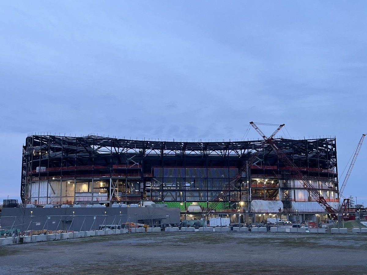 Bills_Stadium's tweet image. The structure of the new @BuffaloBills stadium is complete! This morning's "Topping Out" ceremony formally marks the completion of structural steel construction work. With all concrete stadia also in place, only a few roof canopies remain before the stadium takes its final shape.