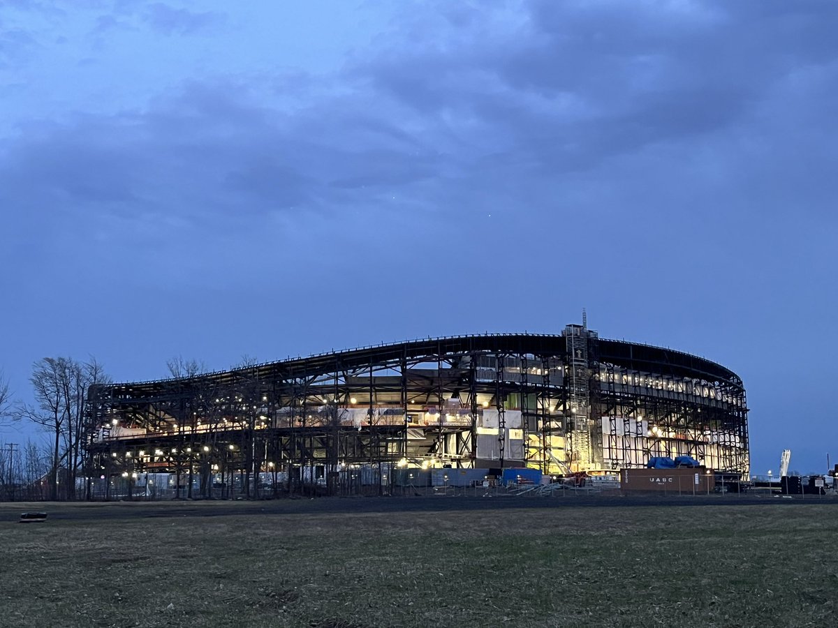 Bills_Stadium's tweet image. The structure of the new @BuffaloBills stadium is complete! This morning's "Topping Out" ceremony formally marks the completion of structural steel construction work. With all concrete stadia also in place, only a few roof canopies remain before the stadium takes its final shape.