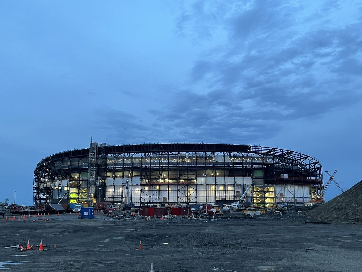 Bills_Stadium's tweet image. The structure of the new @BuffaloBills stadium is complete! This morning's "Topping Out" ceremony formally marks the completion of structural steel construction work. With all concrete stadia also in place, only a few roof canopies remain before the stadium takes its final shape.