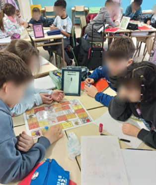 📚 En <a href="/PuertadeSancho/">CEIP Puerta deSancho</a> apostamos por Estaciones de Aprendizaje en 5º: fracciones, tildes y determinantes se trabajan en equipo, con juego y movimiento. ¡Una forma divertida y eficaz de aprender! 🙌🔠➗
<a href="/coralelizondo/">Coral Elizondo</a>