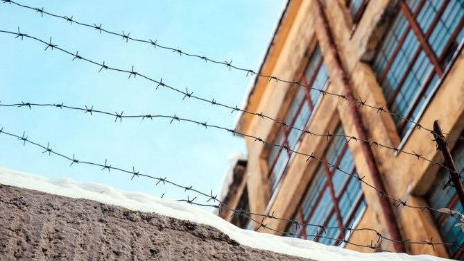 Pour le <a href="/Jss_Journal/">Journal Spécial des Sociétés</a>, j'ai recueilli le témoignage de plusieurs #surveillants #pénitentiaires de la région de #Marseille . Ils alertent sur la surpopulation, les meurtres entre détenus et les menaces à leur encontre. ➡️jss.fr/Les_surveillan…