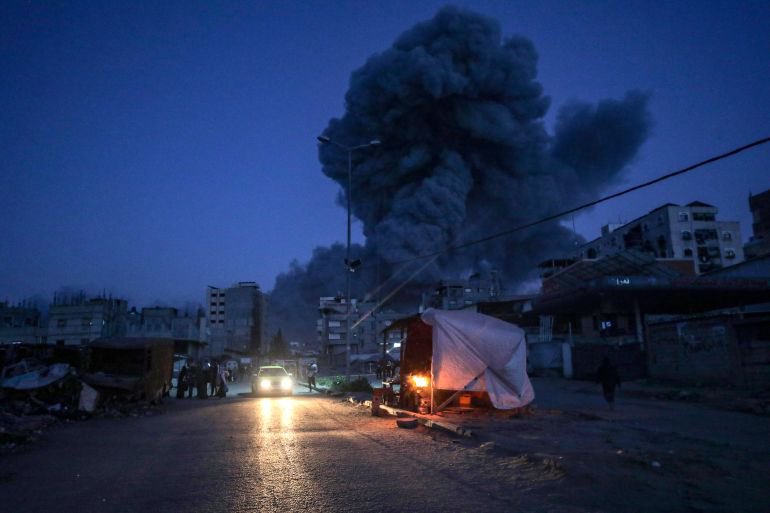 إسرائيل قامت بتدمير مستودع تابع للمركز السعودي للثقافة والتراث في #غزة والذي كانت تخصصه المملكة داخل غزة لمستلزمات طبية لتلبية احتياجات المرضى والمصابين في القطاع ..
والمملكة تصدر بيان بأشد العبارات وتدين كذلك استهداف مدرسة دار الأرقم التي تؤوي النازحين في غزة .