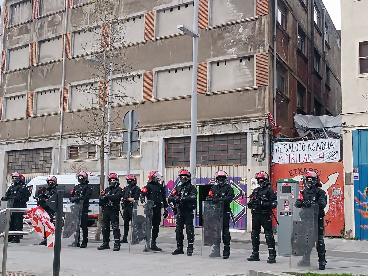 DSocialista_'s tweet photo. Desalojo de Etxarri Gaztetxea en Bilbao

La Ertzaintza estableció un gran dispositivo policial ayer por la tarde. Hemos recogido los sucesos de las últimas horas en esta crónica:

🔗https://t.co/RZBxO0nFzi https://t.co/udSkkq57k4