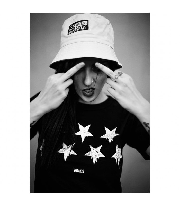 ¡Oye! Quedan las últimas tallas de las camisetas de estrellas invertidas de <a href="/slumwear/">Slum Wear</a> 

Esto no llega a la semana que viene.

Pásate por Vallekas.

Bestiarioshop.com

#bestiarioshop #slumwear #latiendadelbarrio #vendedoresdeodio #ropadebarrioparagentedebarrio