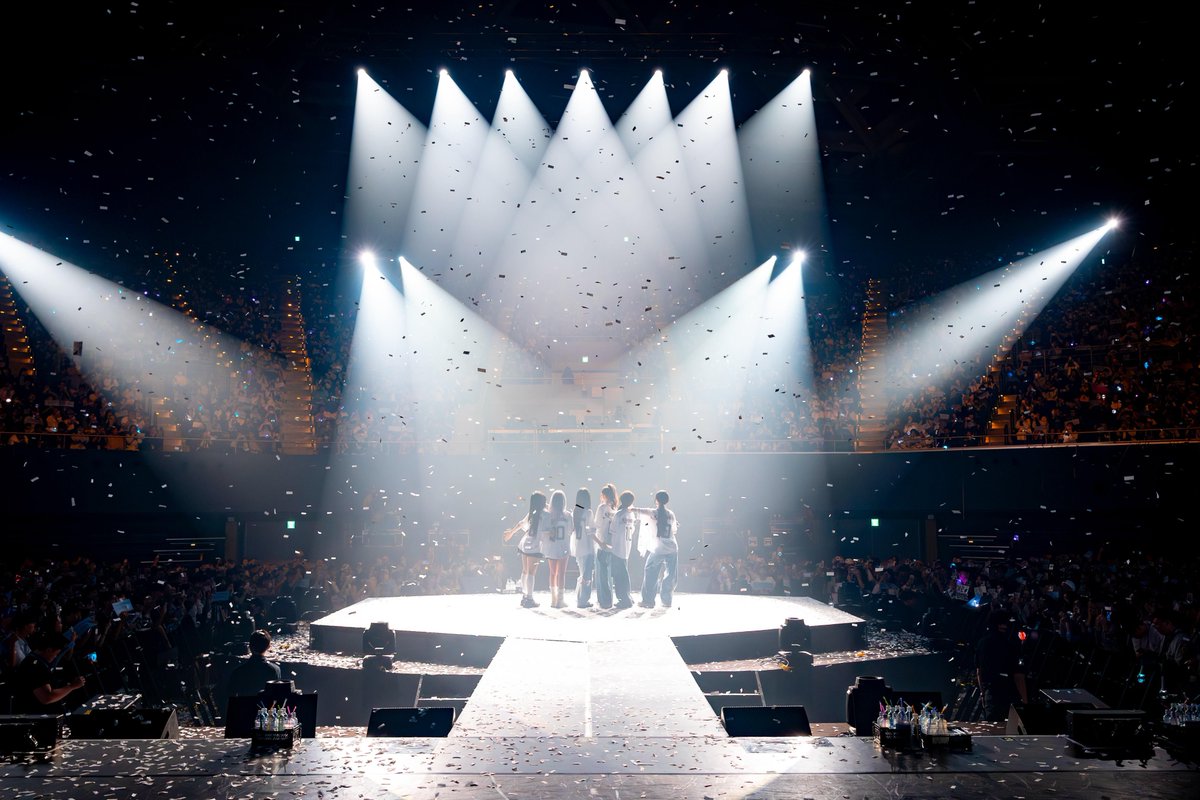 Ste_gOsH930's tweet photo. omg this photo is beautiful🥹 무대위 조명 아래 여자친구🥹 https://t.co/SzVgZFHH9G