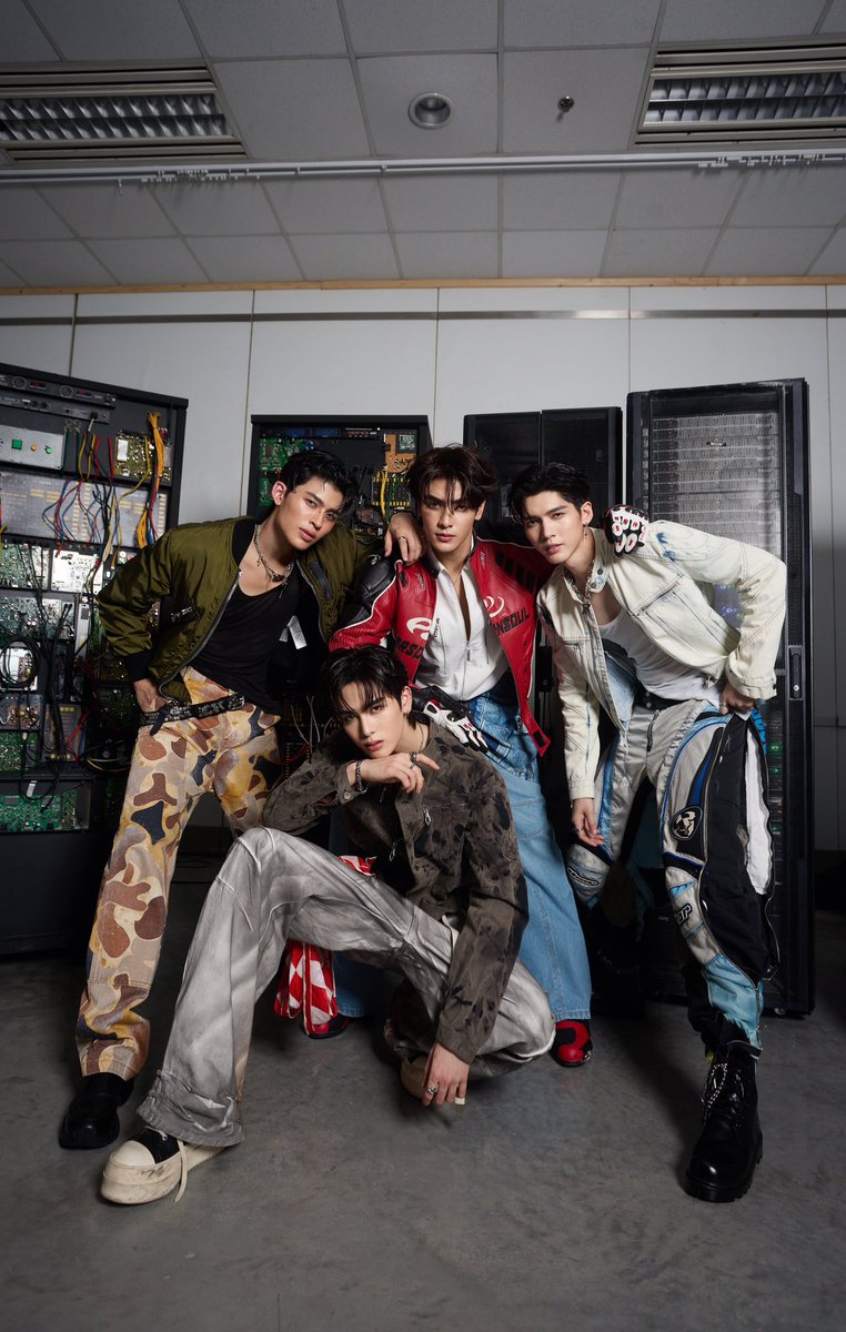 ElleMenThailand's tweet photo. บอยกรุ๊ปมาแรง ‘https://t.co/Xxuqn2803I’ คัมแบ็คไฟลุก! พร้อมปล่อยซิงเกิลใหม่ “ถอด (Take it off)” ที่จะมาถอดรหัสหัวใจรับซัมเมอร์นี้ให้ร้อนฉ่ากว่าเดิม

#JASPER
#ppnaravit #santapp #จุงอาเชน #aou_tnbknr #Joongarchen https://t.co/f0i60SOlBq