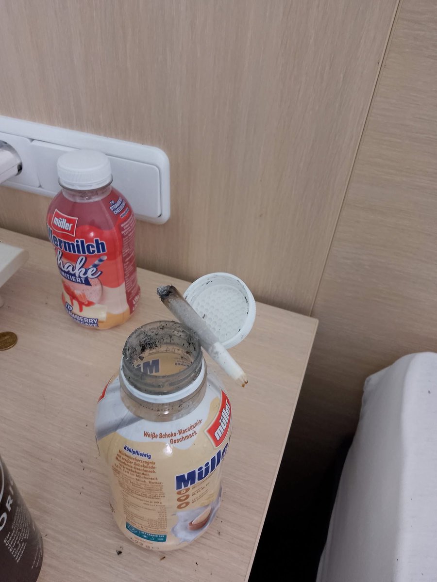 biertrinker420's tweet photo. Kiffen im Hotel https://t.co/hoh3eWwVxs