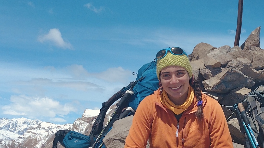 CumbresMagazine's tweet image. Luz Santana, de 26 años, batió el récord femenino en #Aconcagua: 7h 35m Plaza de Mulas-Cumbre-Mulas. La guía y porter argentina logró la hazaña tras años de resistencia en altura. Un triunfo fruto de la tenacidad y el amor por la montaña.
👉tinyurl.com/2cqg986z