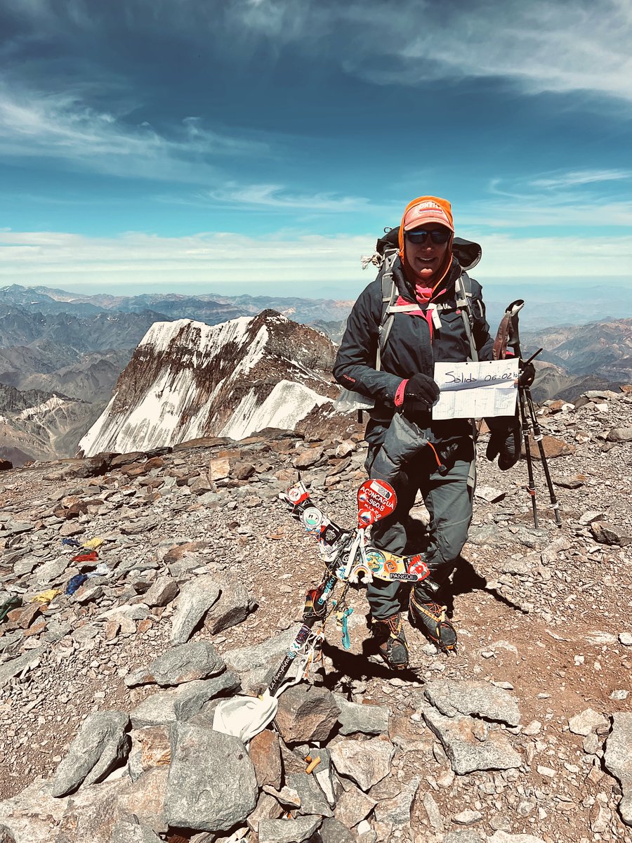 CumbresMagazine's tweet image. Luz Santana, de 26 años, batió el récord femenino en #Aconcagua: 7h 35m Plaza de Mulas-Cumbre-Mulas. La guía y porter argentina logró la hazaña tras años de resistencia en altura. Un triunfo fruto de la tenacidad y el amor por la montaña.
👉tinyurl.com/2cqg986z