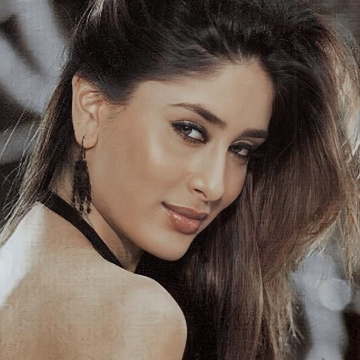 there are no adjectives for kareena kapoor's beauty what a lethal face card