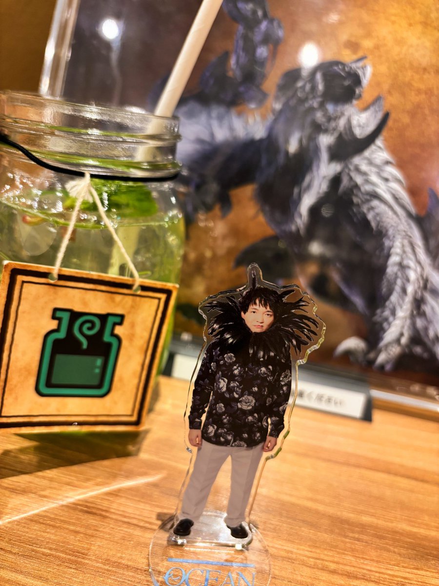 marupon_marupon's tweet image. カプコンカフェでモンハンの食の世界を楽しんでるなう！
モンハンのゲームミュージックが流れていて、あんなシーン、こんなシーンを思い出しました。たくさん笑ったなあw
ディスコさんのアクスタがバックのアルシュベルドに合ってる！😆w
😃続きまーす。
#ほしののひとりごと
#ほしのディスコ