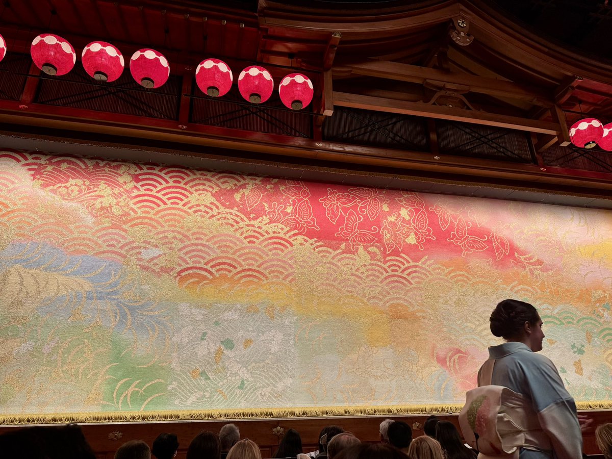 stage_kyoto's tweet photo. 【"都をどり"と外国人観光客】

京都の春の風物詩『都をどり』をご存知でしょうか。約150年の歴史がある芸舞妓による春の舞台公演です。

私が初めて『都をどり』を見たのは大学生の頃。その時は正直その良さが分かりませんでした。しかし30歳になって再び鑑賞した際、その美しさに衝撃を受けました。

芸舞妓さんの舞の美しさは言うまでもなく、地方さん（じかたさん・音楽を担当する演奏者）の三味線や笛、太鼓の演奏、上質な着物、舞台装飾…全てが素晴らしいと感動したのです。いわば“総合芸術”だと思いました。こんなに素晴らしい文化が京都にあったのかと思いました。

来場されるお客さんは地元の名士の方・大企業の方・地方からお越しになった方など……様々ですが、最近は特に外国人の観光客の数が増えました。記憶では10年前の公演はここまで活気がありませんでした。

京都ではオーバーツーリズムも問題視されていますが、私は観光客の増加は大変ありがたいことだと思っています。観光によって得られる収益は、地域経済や伝統文化の継承にもつながります。

京都は昔から観光の街です。私の家は小売や飲食等観光に直接携わる仕事はしておりませんが、元々は代々呉服屋でしたので、観光とは切っても切り離せない業種です。

観光に来てくださったお客さんが落として下さったお金が京都の経済を回して、活性化していきます。

もちろん、交通機関や街中で混雑することもあります。しかし地元住民としては、お互いが快適に過ごせる環境づくり（例えば観光マナー啓発やインフラ整備）によって共存できれば良いと考えています。

『都をどり』は、日本の素晴らしい伝統的文化に触れる絶好の機会です。ぜひ一度足を運んでみてはいかがでしょうか。

（ちなみに）『都をどり』は、明治時代の初頭に東京遷都で灯の消えたような京の町を活気づけるために開催されていた『京都博覧会』の一環として開かれたのが始まりです。

芸妓・舞妓が勢ぞろいして舞う華やかさが外国人や観光客を魅了し、会場は連日にぎわいを見せていました。明治時代に「チェリーダンス」と訳され、日本の名物行事の一つとして欧米でも知られていたという歴史もあります！

弊社の会長（父/写真1枚目後ろ姿）は50年以上見続けているようで、毎年楽しみにしているようです😊