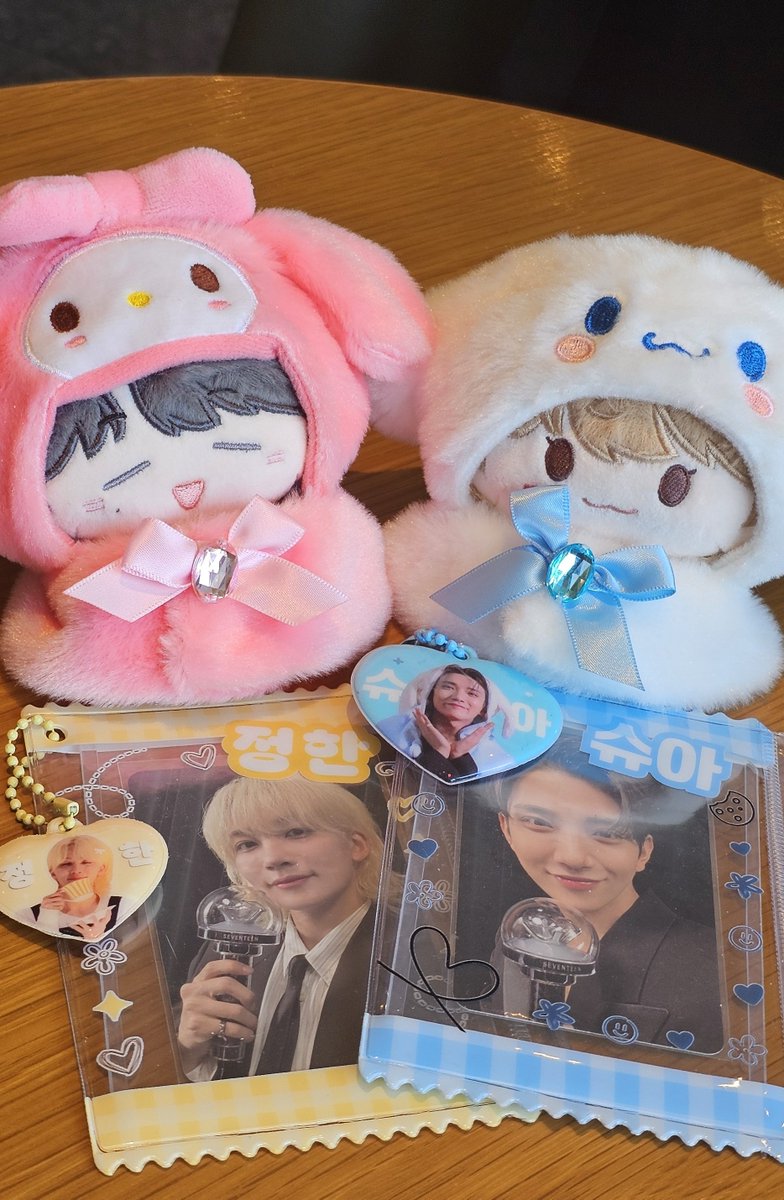 watching 17rh today with the babies 
pc holders from @cafe_hannie &amp; <a href="/shuacafe95/">Shua's Bakery 🍪</a> 💛🩵