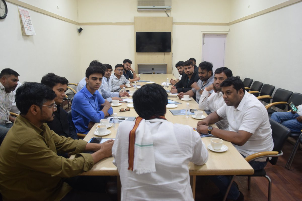KKShastrii's tweet photo. कल Zero Foundation के महाराष्ट्र छात्र संसद प्रतिनिधि मंडल से आदिवासी कांग्रेस चेयरमैन भाई विक्रांत भूरिया जी के साथ संवाद किया.

देश को महान बनाने में युवाओं का योगदान महत्वपूर्ण है इसलिए उनके अंदर राजनैतिक जागरूकता होना बेहद आवश्यक है.

इस तरह के काम करने वाले फ��उंडेशनों को प्रोत्साहन मिलना चाहिए.