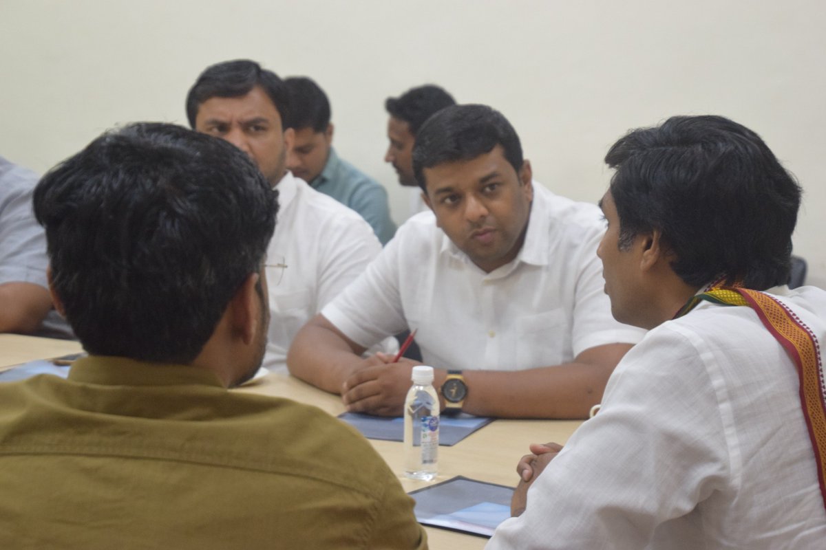 KKShastrii's tweet photo. कल Zero Foundation के महाराष्ट्र छात्र संसद प्रतिनिधि मंडल से आदिवासी कांग्रेस चेयरमैन भाई विक्रांत भूरिया जी के साथ संवाद किया.

देश को महान बनाने में युवाओं का योगदान महत्वपूर्ण है इसलिए उनके अंदर राजनैतिक जागरूकता होना बेहद आवश्यक है.

इस तरह के काम करने वाले फ��उंडेशनों को प्रोत्साहन मिलना चाहिए.