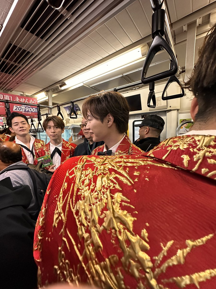 2011brave's tweet photo. 電車乗ってたら、前にお店で署名活動してくれたMATSURIさんの兄弟グループSHOW-WAさんが電車乗ってきた！びっくり！！
これからライブらしい！
有名人も電車移動するんだね。大変そうだけど本当に頑張ってほしい💪　
#SHOW_WA
#SHOW_WAの電車移動 https://t.co/l9oJcrKZ0d