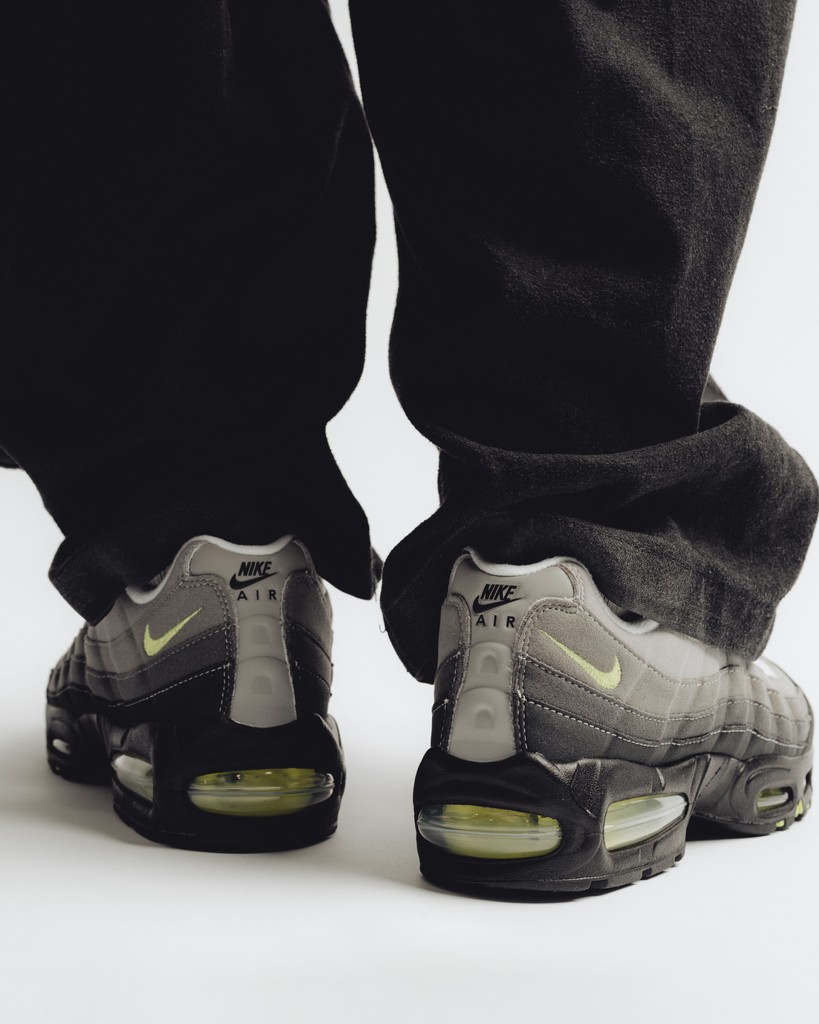 AFEWSTORE's tweet image. SHOP LINK ➡️ l8r.it/rjl5

Timeless design meets ultimate comfort. The Nike Air Max 95 OG is more than just a sneaker—it’s a statement. A true classic that never fades. 

#NikeAirMax95 #IconicStyle #afewstore