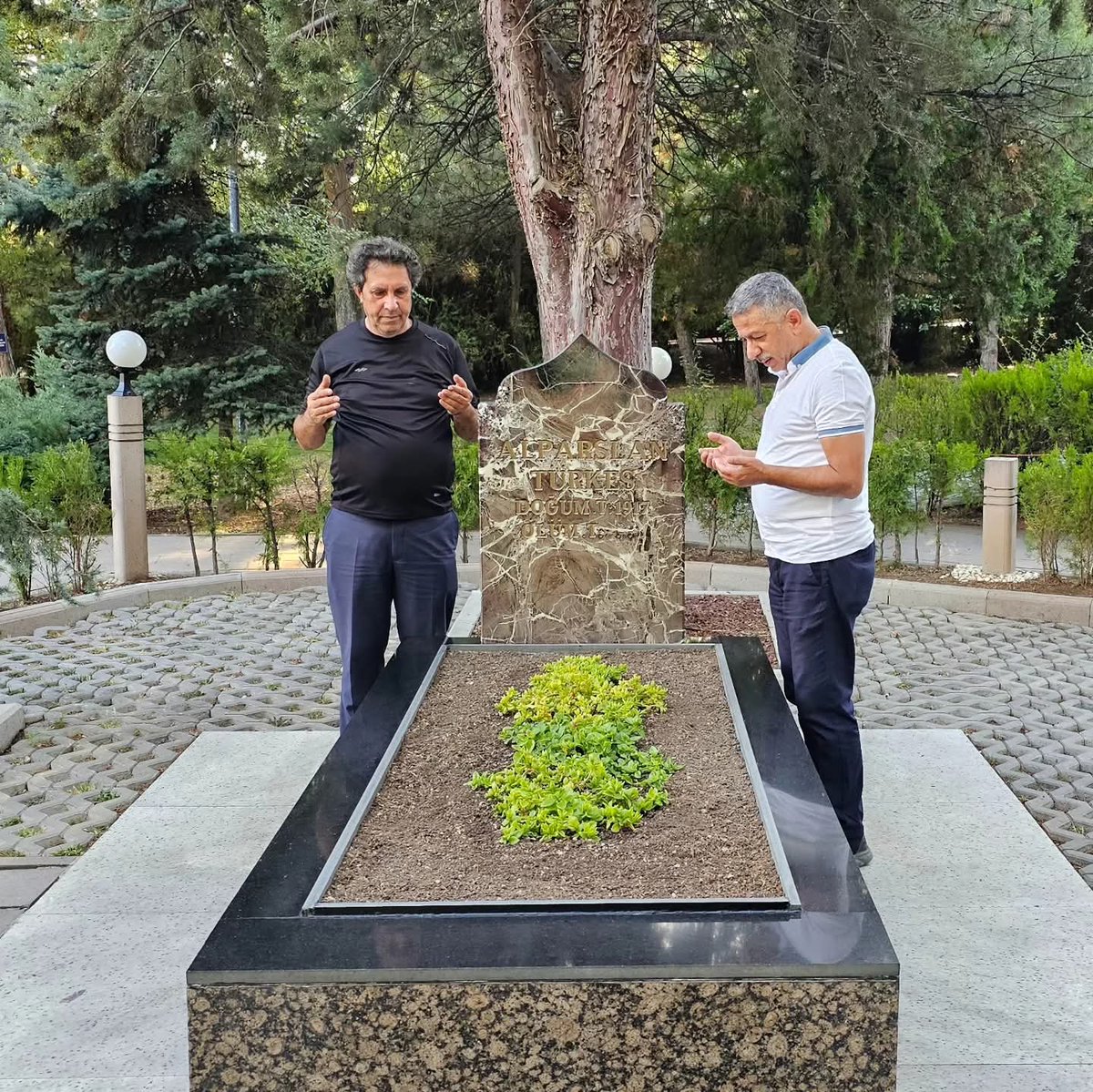 Sadik12Ansin's tweet image. NENELERİMİZİN BİZE DEDİĞİ GİBİ. BİZ HALA TÜRKEŞÇİYİZ!
Rahmet, MİNNET VE Özlemle Yad Ediyoruz..
Ruhun Şad Mekanın Cennet Olsun...
#AlparslanTürkeş #Alparslan #Türkeş