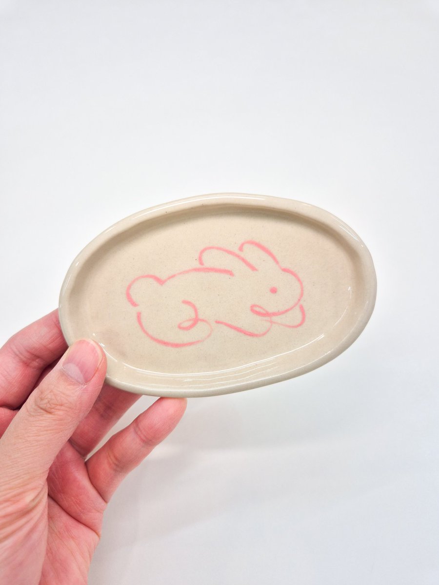 🐰 정규 클래스 🐰 
토끼를 모티브로 한 그릇과 오브제 시리즈입니다. 연한 민트빛 꽃잎 모양 그릇, 부드러운 베이지 톤 작은 접시 위에 귀여운 토끼가 자리했어요. 손으로 빚어 완성한 작은 토끼 인센스 홀더까지, 귀여움이 가득한 작업들입니다🌸