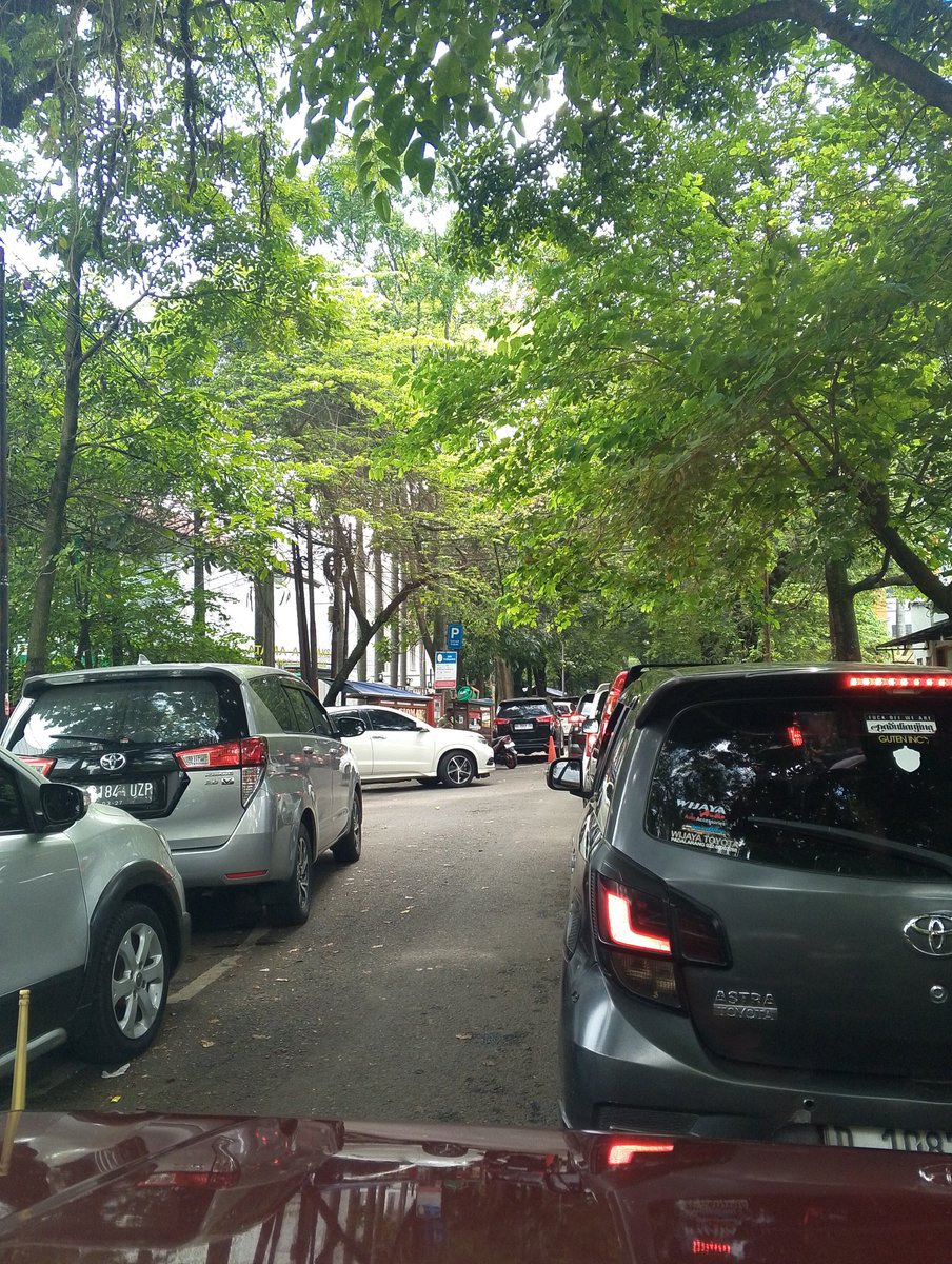 Kondisi stak kaya gini bisa minta tolong DAMKAR ngga ya tuk ngelancarin lalu lintas?tidak nampak batang hidung pak pol soalnya #lalinBDG CC <a href="/PRFMnews/">Radio PRFM</a>