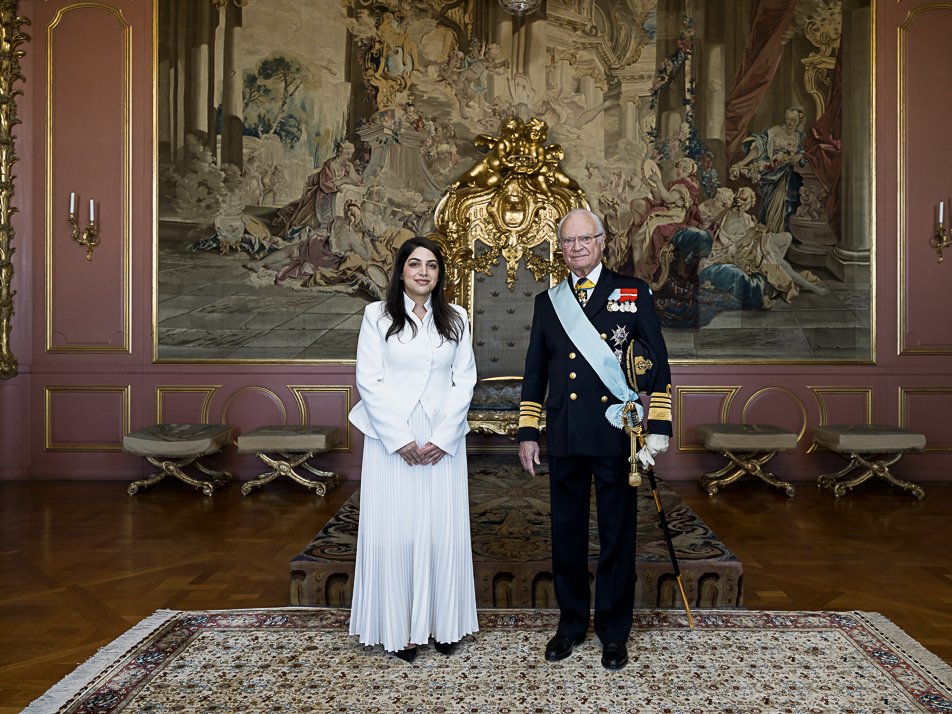 في مراسم رسمية بالقصر الملكي في ستوكهولم، استقبل الملك كارل غوستاف السادس عشر يوم 3 أبريل، السفيرة الإماراتية الجديدة في السويد غسق شاهين، ضمن تقديم أوراق اعتمادها كسفيرة جديدة لدولة الإمارات لدى السويد.

Foto: Lisa Raihle Rebäck/Kungl. Hovstaterna
#الإمارات #السويد