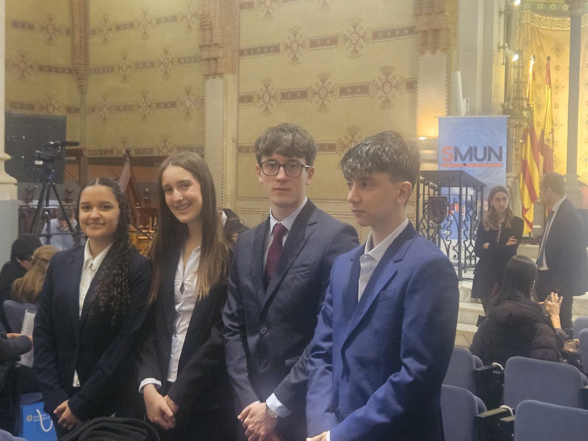 Opening Ceremony #smun25. Ready to become delegates of the UN.  Three days of debates in English to represent our countries' positions on education, health, peace,  human rights... Let's start!  💪💪