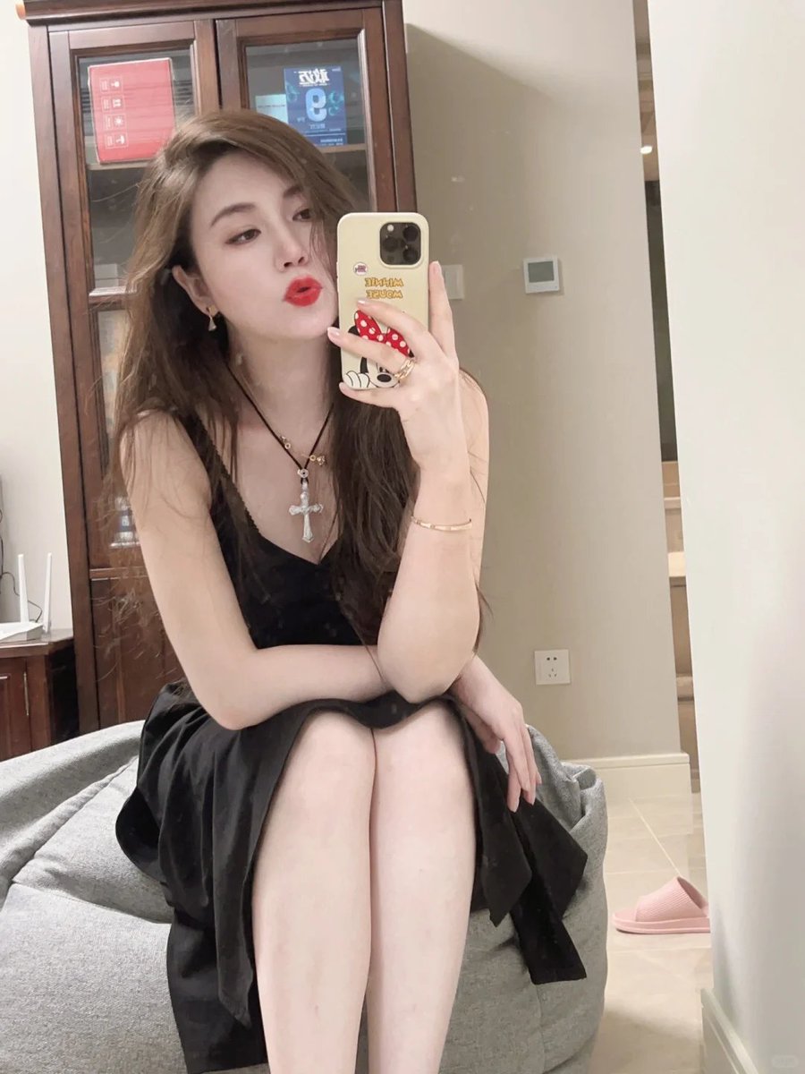 Poonam24129's tweet photo. 窗外的微风带来淡淡的花香。每个日常的细节，都是我与生活之间的温柔对话。家是我安放心灵的港���，尽管琐事缠身，但在这片宁静中，我找到了属于自己的幸福。 https://t.co/j10kn5KYhW