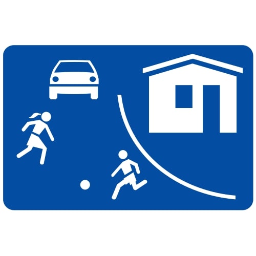 Izrādās, tik daudz līdzpilsoņi nemaz nezin, kā ir jāuzvedās dzīvojamā zonā, ja tajā atrodies pie auto stūres.
90% šoferīšu pārsniedz atļauto ātrumu
70% pārsniedz par 20km/h un vairāk
Vai būsi gatavs, braucot ar 50km/h, apstāties? 
Jo gājējs drīkst šķērsot brauktuvi jebkurā vietā