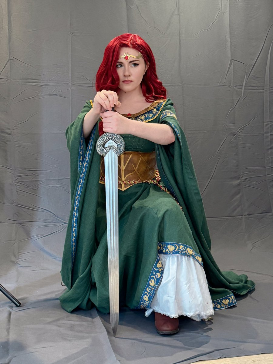 Did a shoot of my Hera hammer hand cosplay from #waroftherohirrim #LordOfTheRings #Cosplay