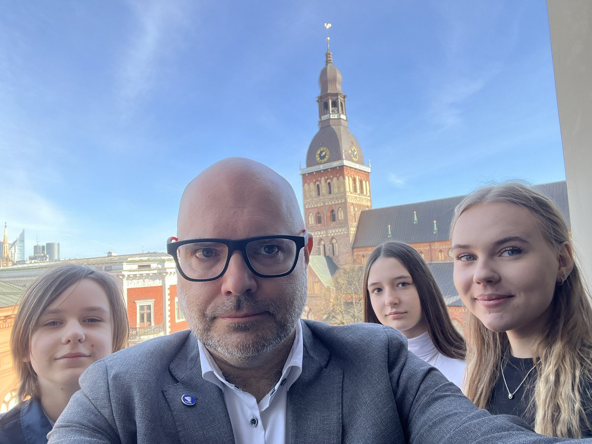 Ēnu dienā ar ēnām - Georgiju Perepečkinu no Rīgas Ķengaraga vidusskolas, Lauru Stradi no Ozolnieku vidusskolas un Anniju Igauni no Rēzeknes Valsts 1.vidusskolas.

Kārtējo reizi pārliecinos, ka Latvijas jaunieši ir lieliski - gudri, aizrautīgi un ar apziņu, ka viņu iespējām nav