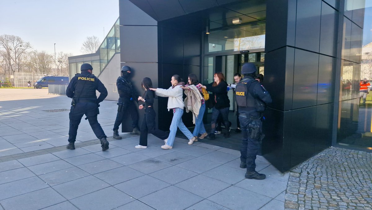 PolicieCZ's tweet photo. Ostrava-Na Pedagogické fakultě Ostravské univerzity probíhá taktické cvičení Policie ČR. Policisté zasahují proti ozbrojenému střelci.#mskpolicie https://t.co/gmMKk8DgFS