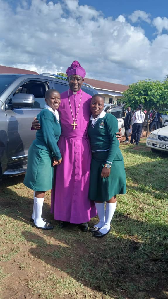 SrdSouth's tweet image. They grabbed a photo moment with the Archbishop of the Church of Uganda, the Most Rev. Dr. Samuel Stephen Kaziimba Mugalu at his visit to St. Paul&apos;s Vocational SS before proceeding to Kagando to Inaugurate UCU - Kagando Constituent College.