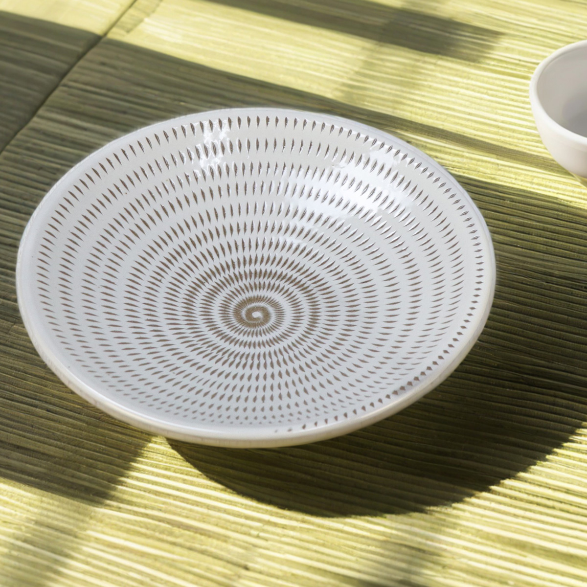 ～伝統技法が織りなす上品な器～

飛び鉋の繊細な模様が美しく広がる一枚

和の趣を大切にしつつも
どんな料理にも馴染む万能さが魅力

飛びかんな 6寸皿【小石原焼】
#器好き　#うつわのある暮らし
#食器コーディネート